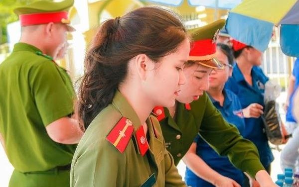 Nu chien si cong an 'gay thuong nho' tai diem thi o Nghe An hinh anh