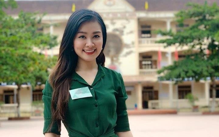 Nu giam thi duyen dang gay chu y tai diem thi o Nghe An hinh anh