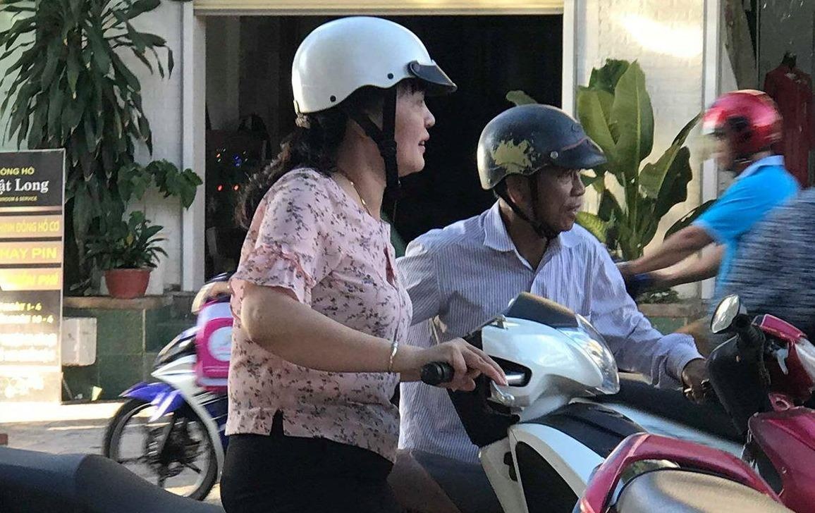 Hanh dong giup nguoi la bi hong xe giua duong gay 'bao mang' hinh anh