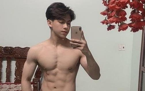 Nam sinh 6 mui khien dan mang to mo ‘2K1 an gi ma lon nhanh vay’ hinh anh