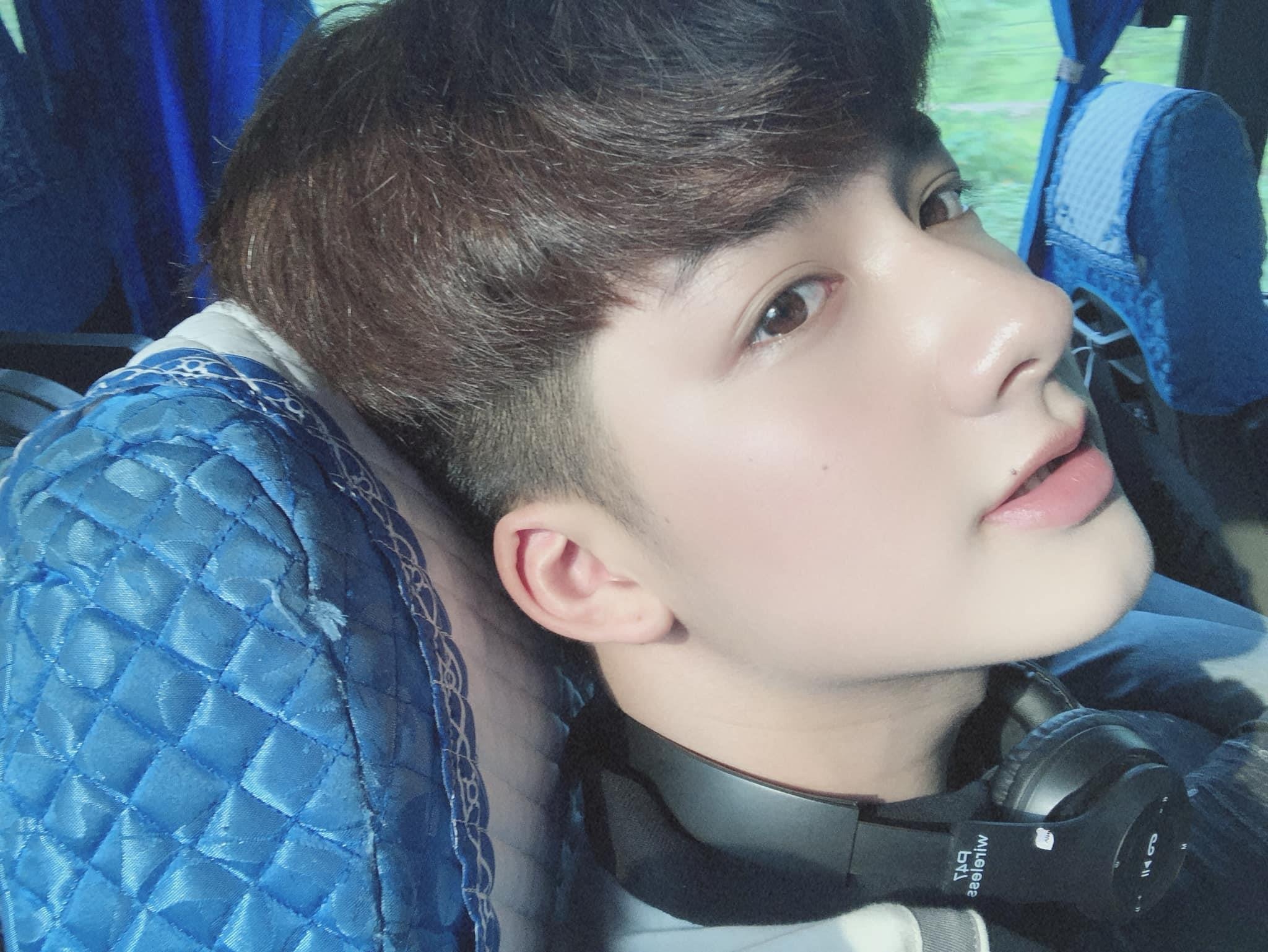 hot boy trong bo do dan toc anh 6