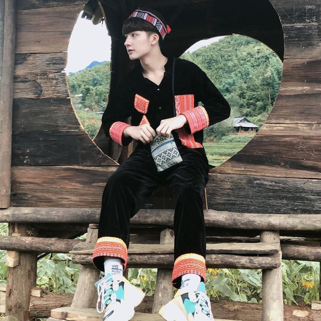 hot boy trong bo do dan toc anh 1