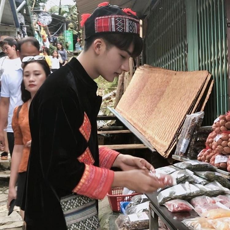 hot boy trong bo do dan toc anh 2