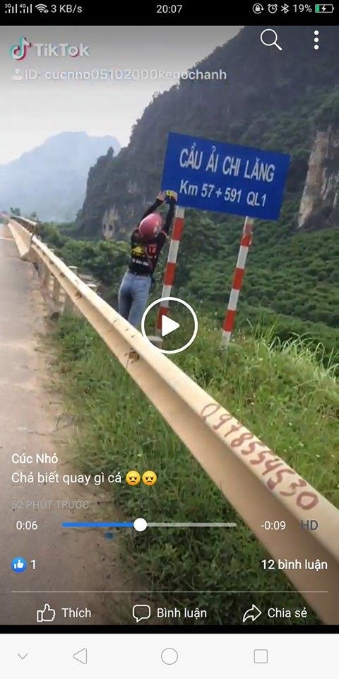 co gai dan logo nhom phuot len bien bao anh 1