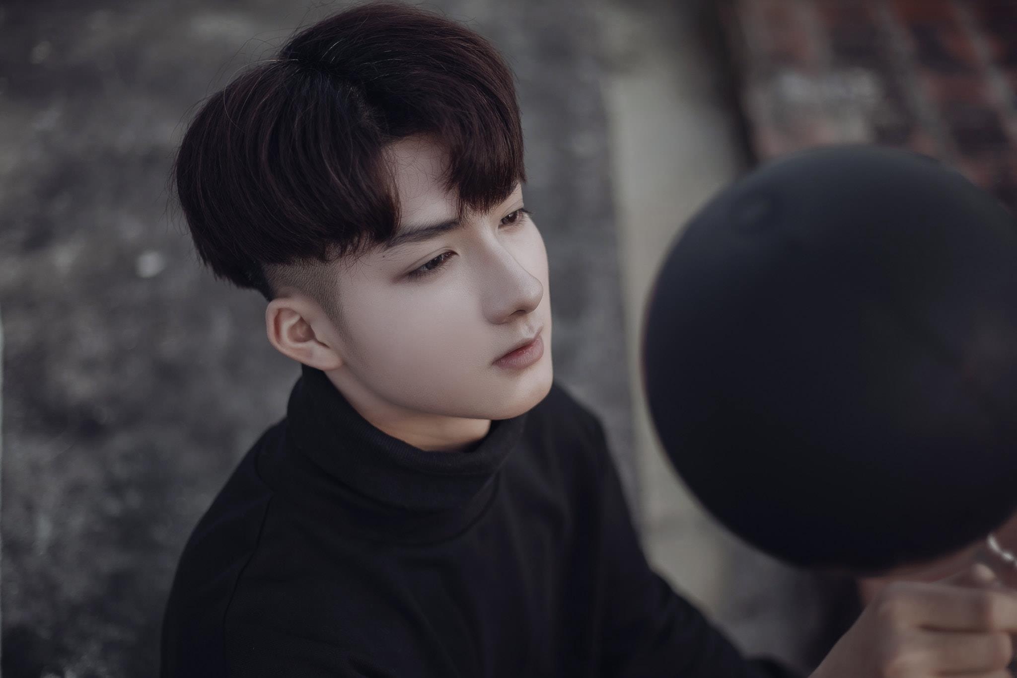 hot boy trong bo do dan toc anh 7