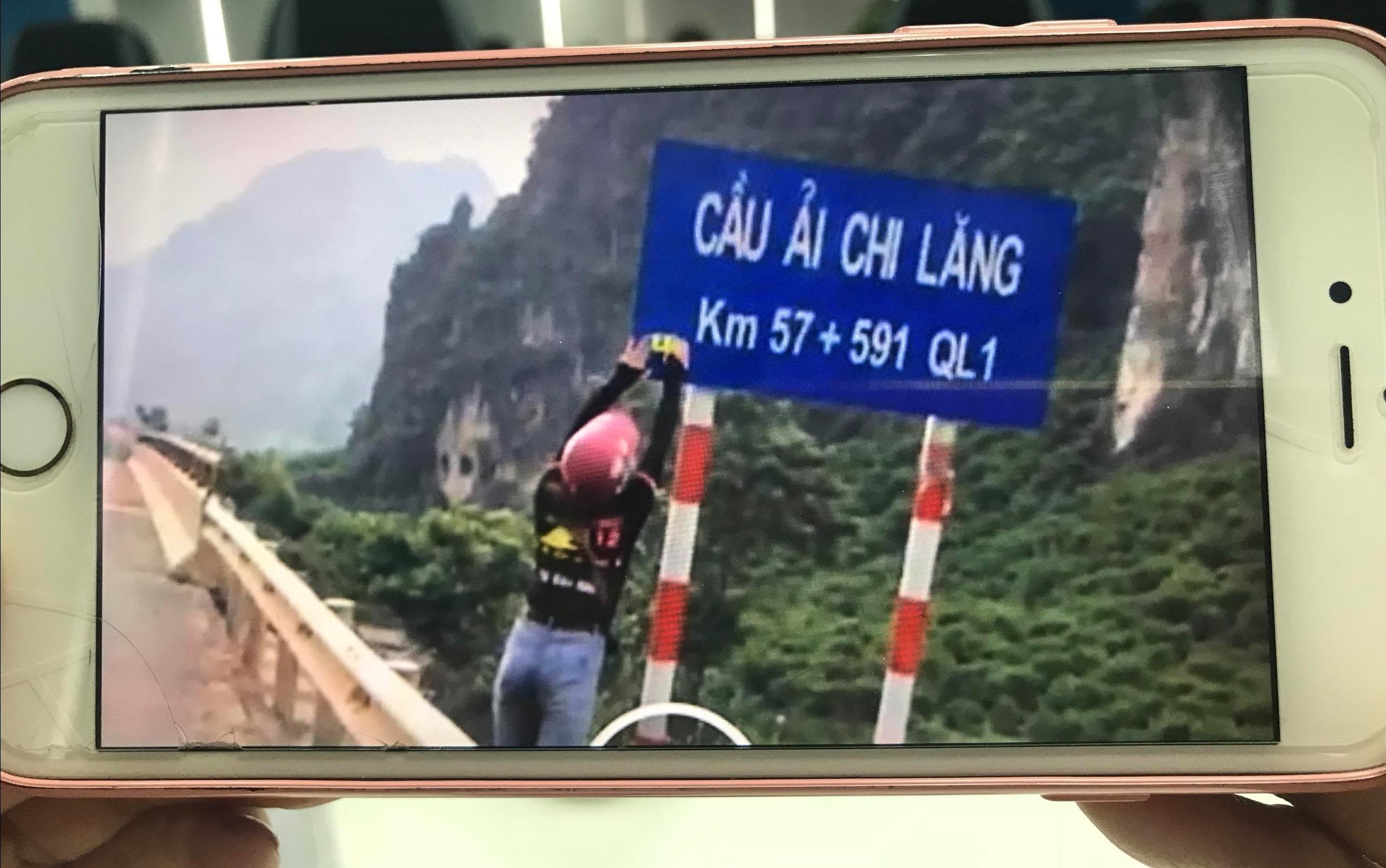 Co gai bi noi 'lam xau mat dan phuot' vi dan logo nhom len bien bao hinh anh