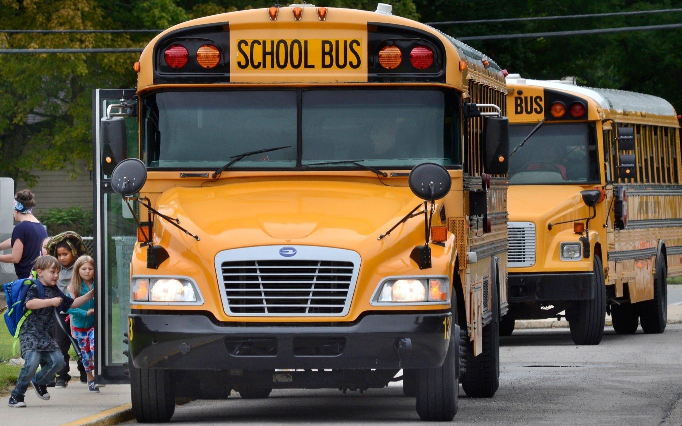 Xe dua don tren the gioi ngan chan viec bo quen hoc sinh ra sao hinh anh