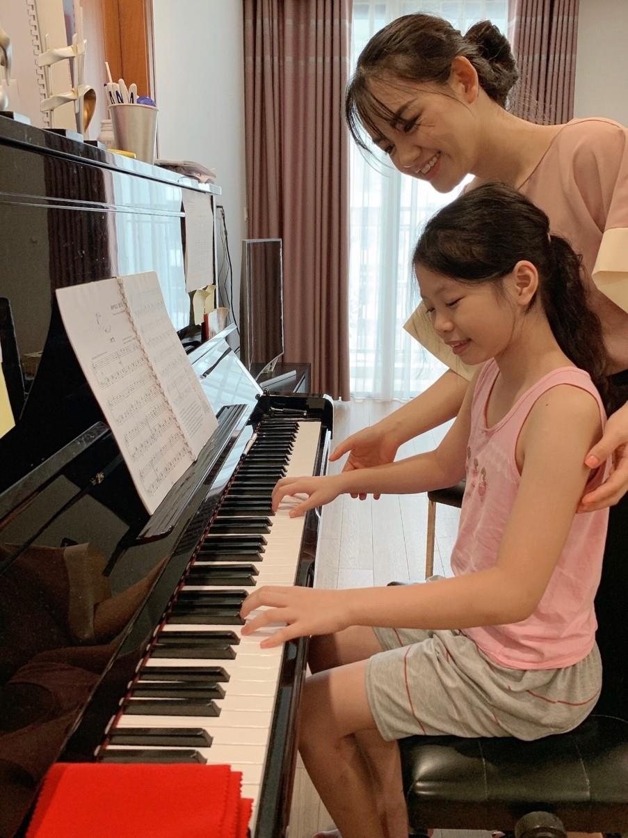 cô giáo dạy piano xinh đẹp ảnh 2 co giao day piano xinh dep anh 2