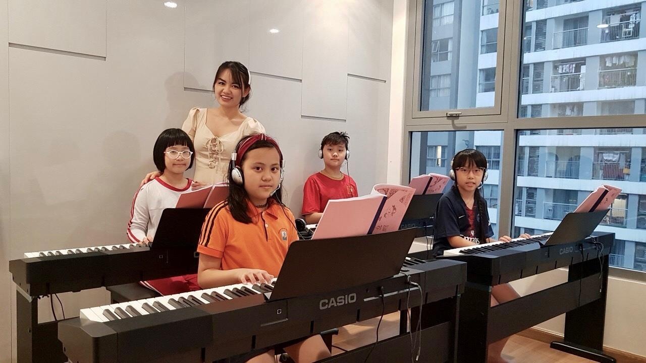 cô giáo dạy piano xinh đẹp ảnh 3 co giao day piano xinh dep anh 3