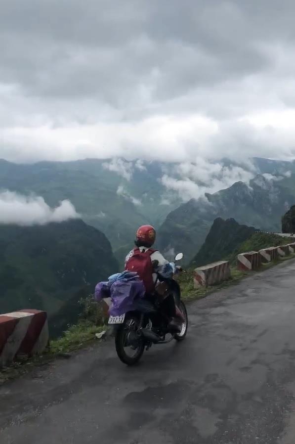 chạy xe ngược chiều trên đỉnh đèo ảnh 1 chay xe nguoc chieu tren dinh deo anh 1