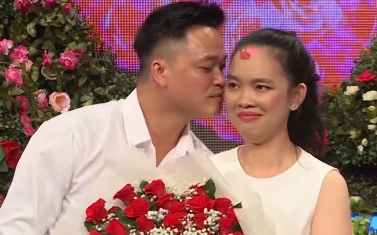Co gai doi ban trai tai tro di chau Au: Tim nguoi yeu hay cay ATM? hinh anh