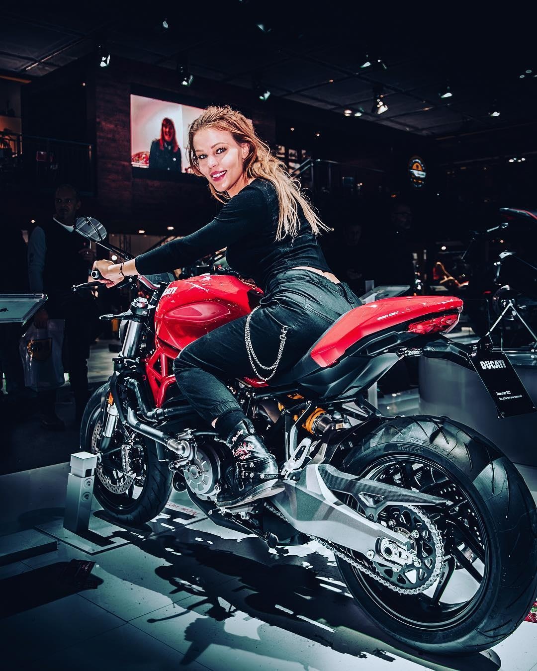 nu phi cong xinh dep anh 13