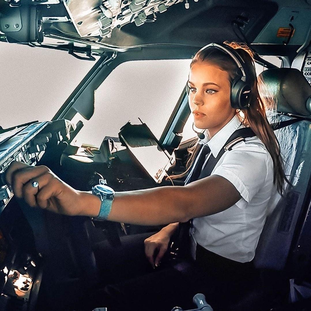 nu phi cong xinh dep anh 11