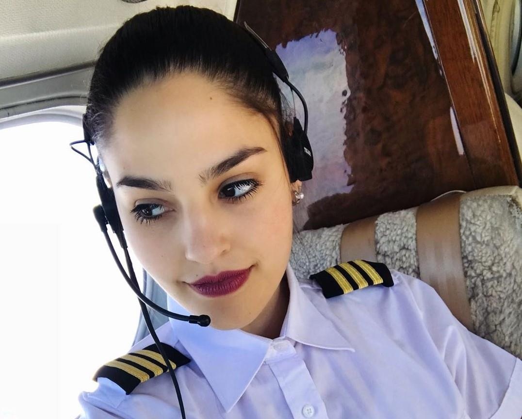 nu phi cong xinh dep anh 1