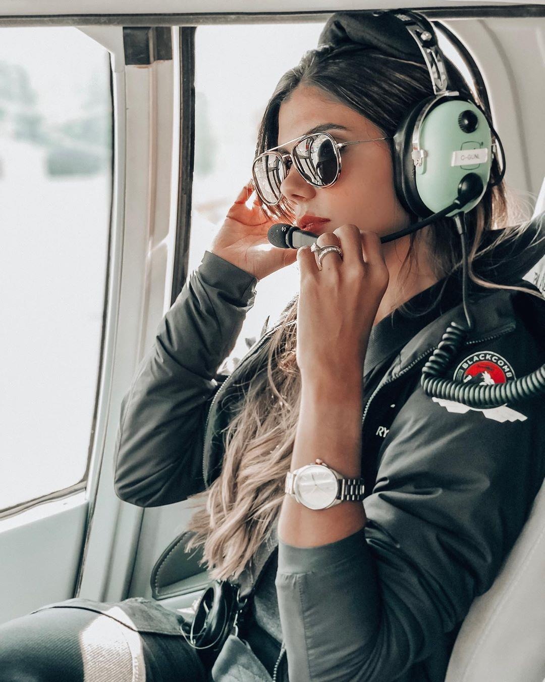 nu phi cong xinh dep anh 8