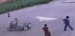 Hut thuoc o tram xang, tai xe Trung Quoc bi xit binh cuu hoa vao nguoi hinh anh