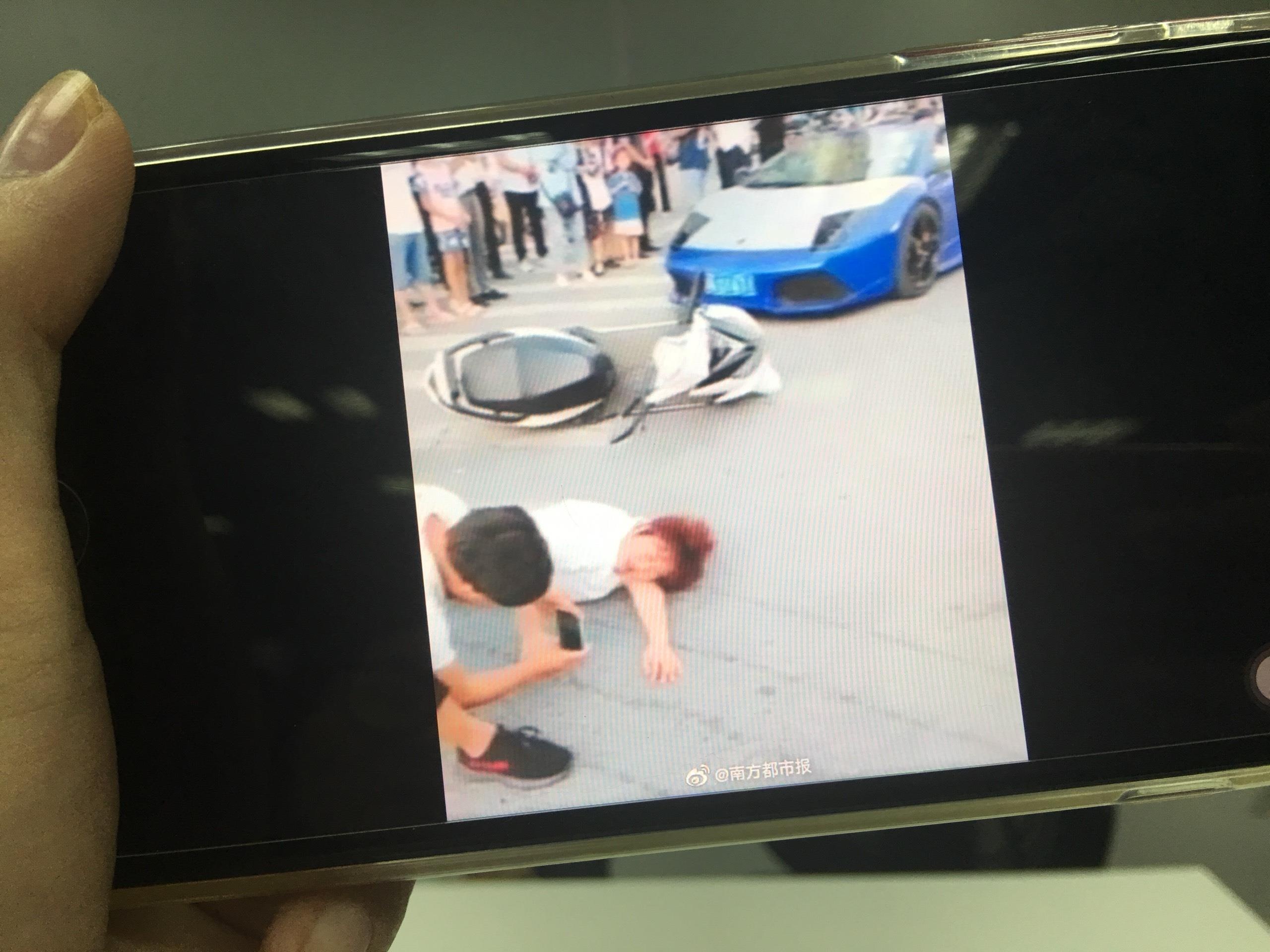 Blogger Trung Quoc dan dung canh dam Lamborghini vao me de cau view hinh anh