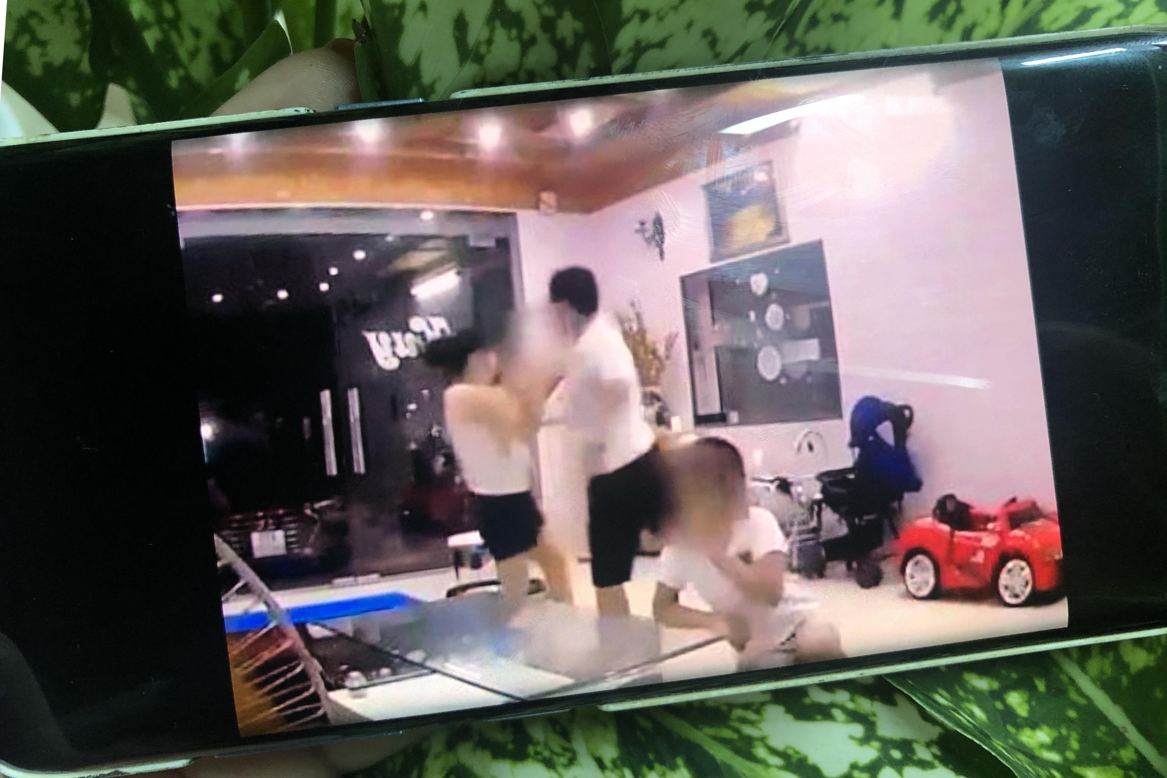 Chong bao hanh vo o Bac Kan: 'Lao chong moi danh cho?' hinh anh