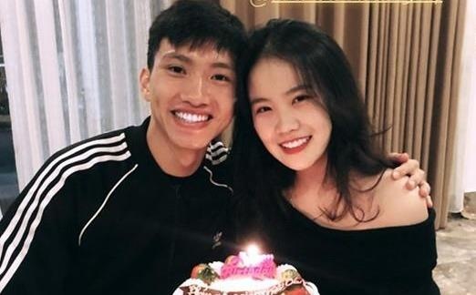 Van Hau va ban gai yeu kin tieng, hiem khi khoe anh, noi loi ngot ngao hinh anh