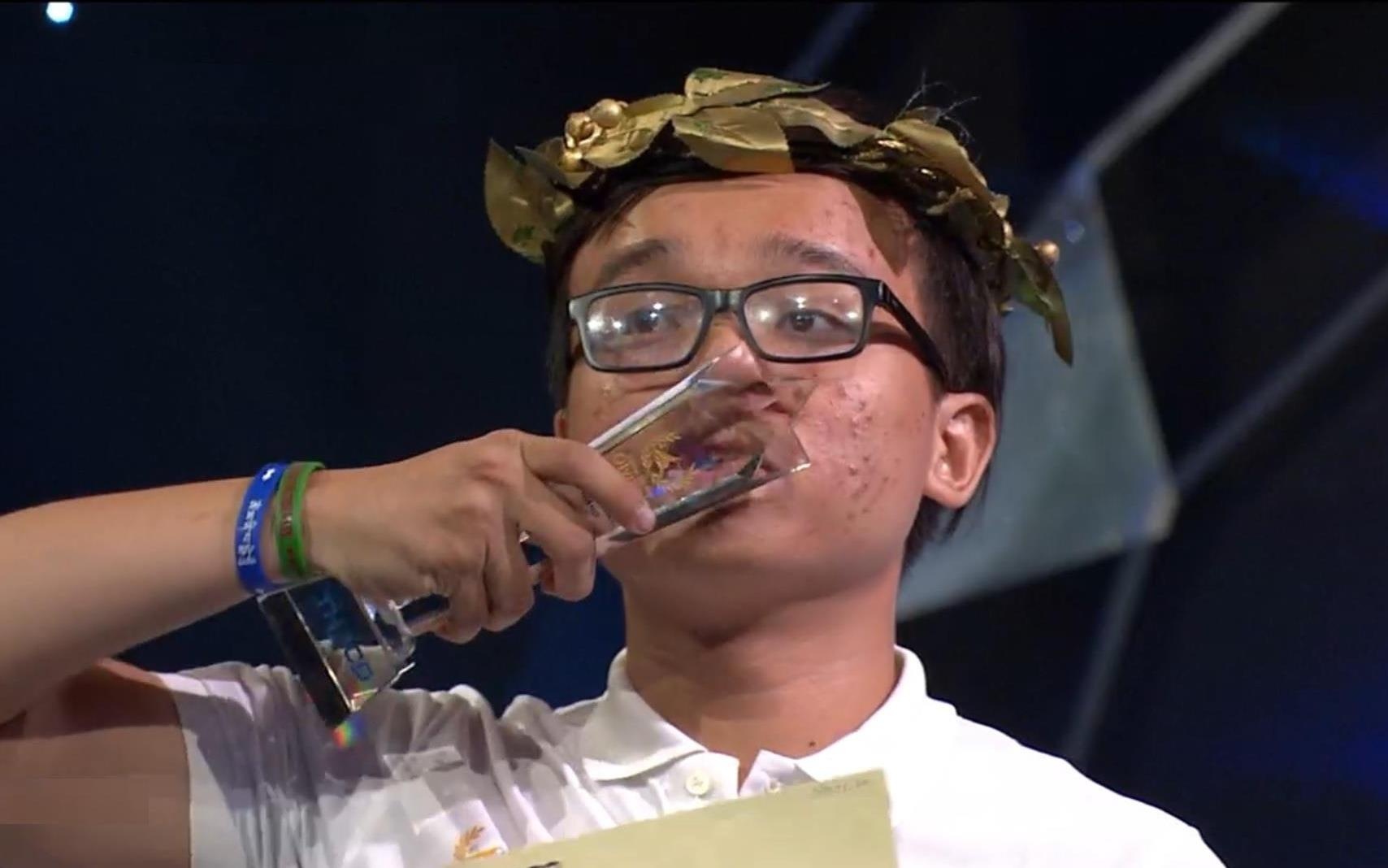 Nam sinh Sai Gon 'dao nguoc tinh the' gianh ve thi quy Olympia hinh anh