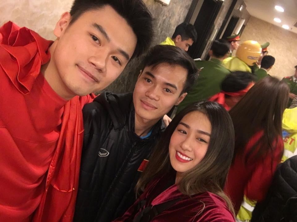 hot girl choi than voi cau thu anh 1