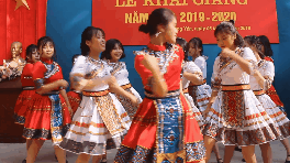 'De Mi noi cho ma nghe' phien ban nu sinh Hung Yen trong le khai giang hinh anh