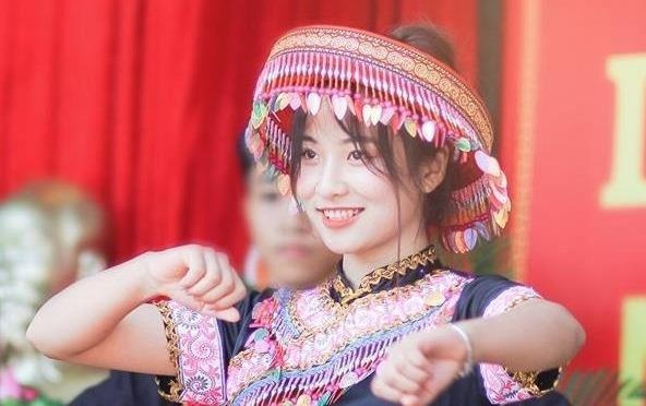 3 nu sinh 'chiem spotlight' mang xa hoi sau ngay khai giang hinh anh