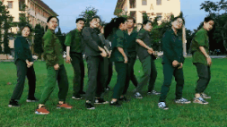 Man nhay ngau hung 'Co gai mo duong' trong buoi hoc quan su hinh anh