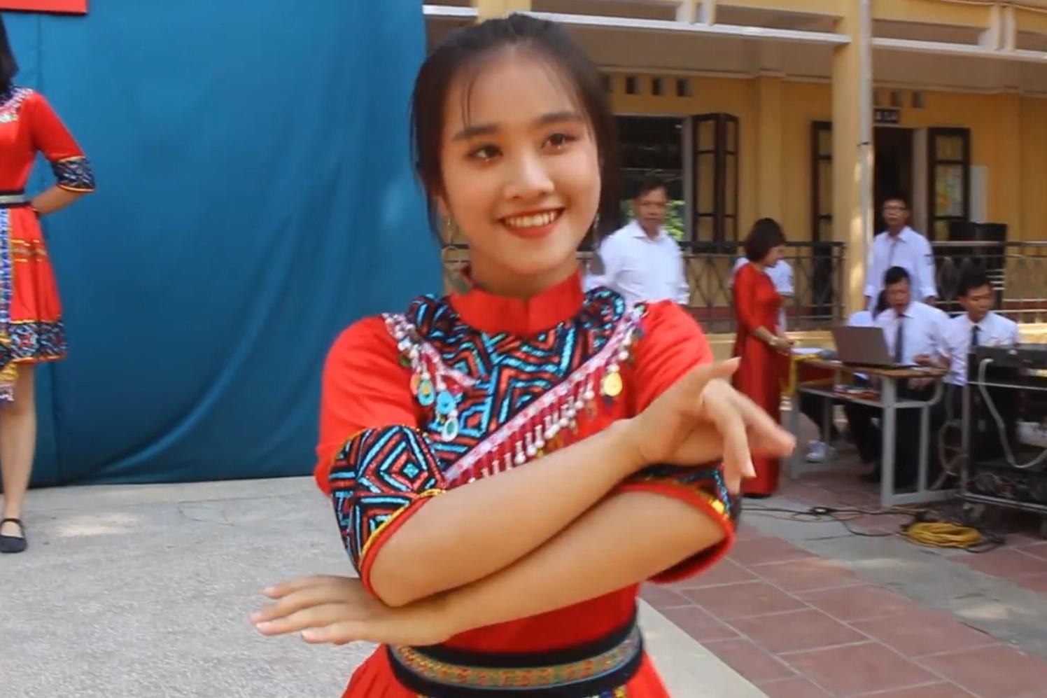 nu sinh gay chu y trong ngay khai giang anh 9