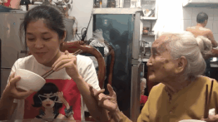 Ba ngoai 94 tuoi hat 'bai ca lay chong di' nhac chau gai trong bua an hinh anh
