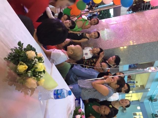 me khoc nhin con bi ung thu don Trung thu anh 1