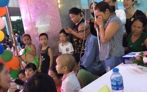 Me khoc nghen nhin con gai don Trung thu trong Benh vien K hinh anh