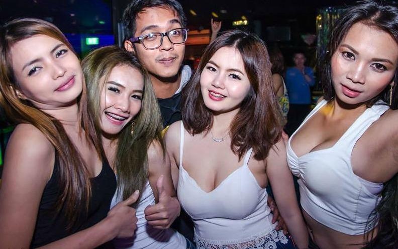 Ben trong cac quan bar thieu nu bi ban vao de mua vui o Thai Lan hinh anh