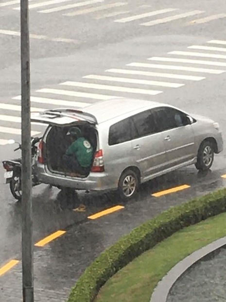 mở cốp ôtô cho lái xe Grab trú mưa ảnh 1 mo cop oto cho lai xe Grab tru mua anh 1