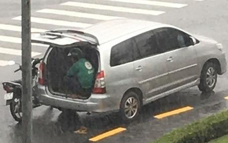 Tai xe oto mo cop cho lai xe cong nghe tru giua con mua bat chot hinh anh