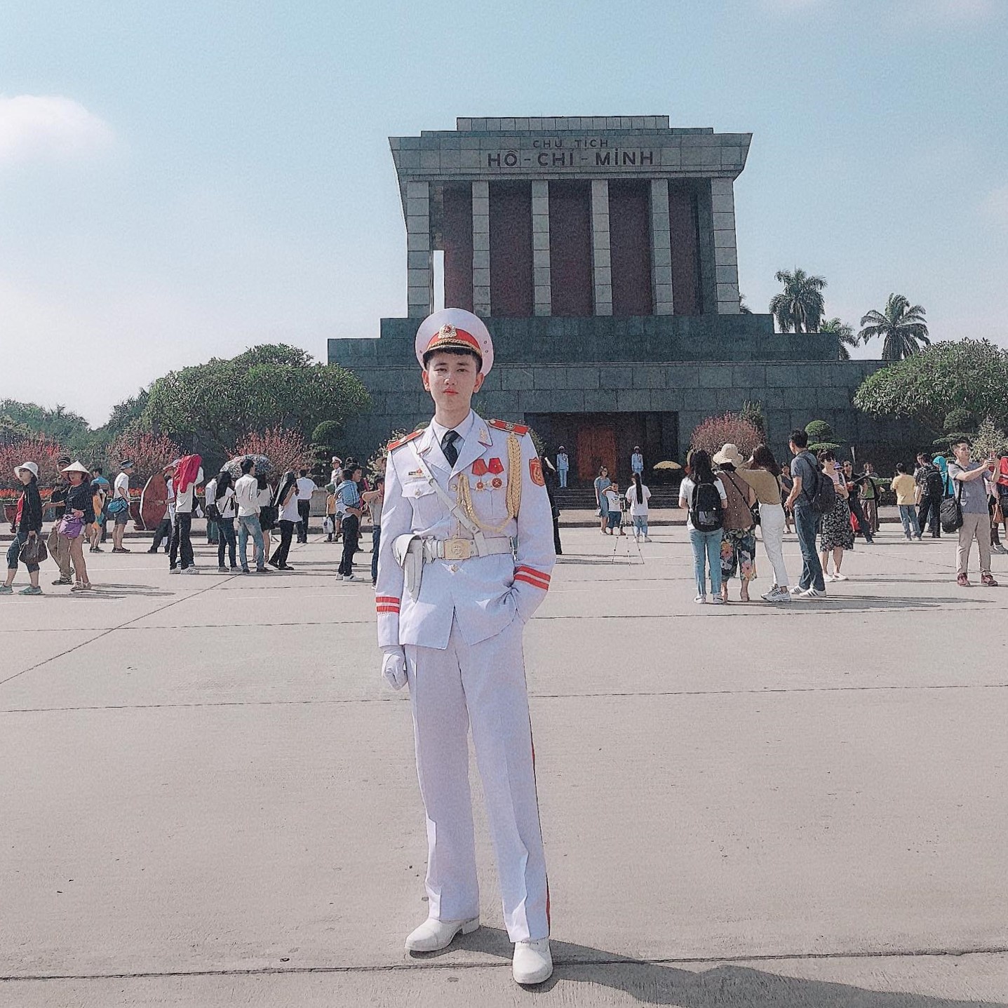 chang trai mac do canh ve duoc tim kiem anh 1