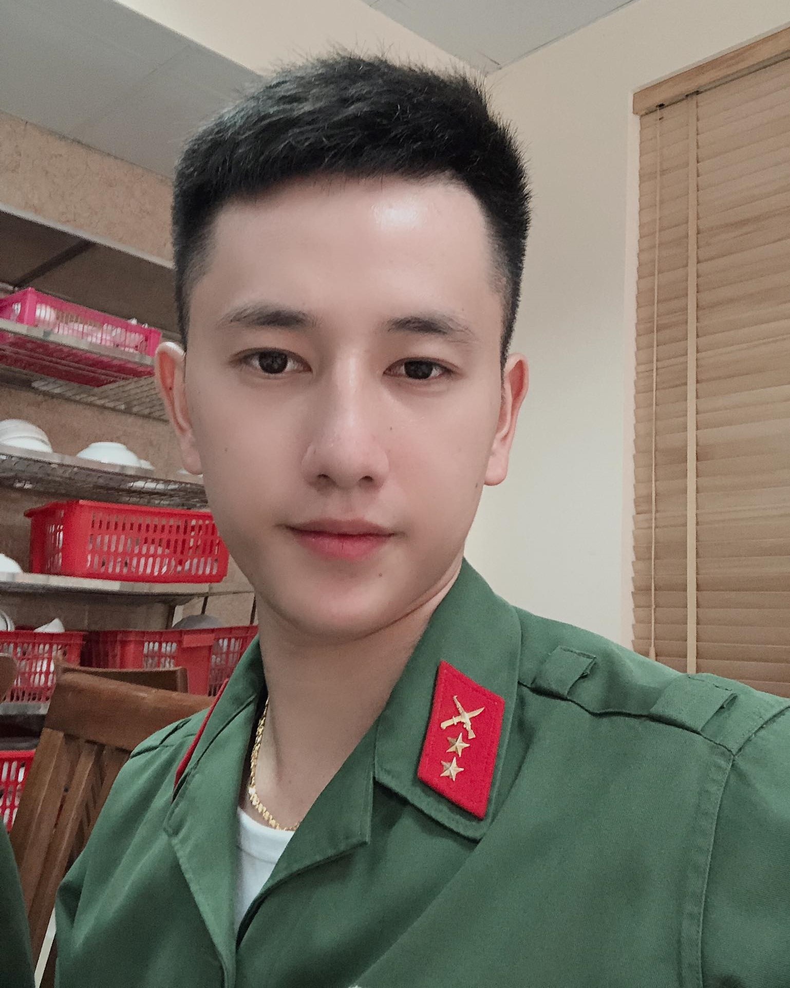 chang trai mac do canh ve duoc tim kiem anh 6