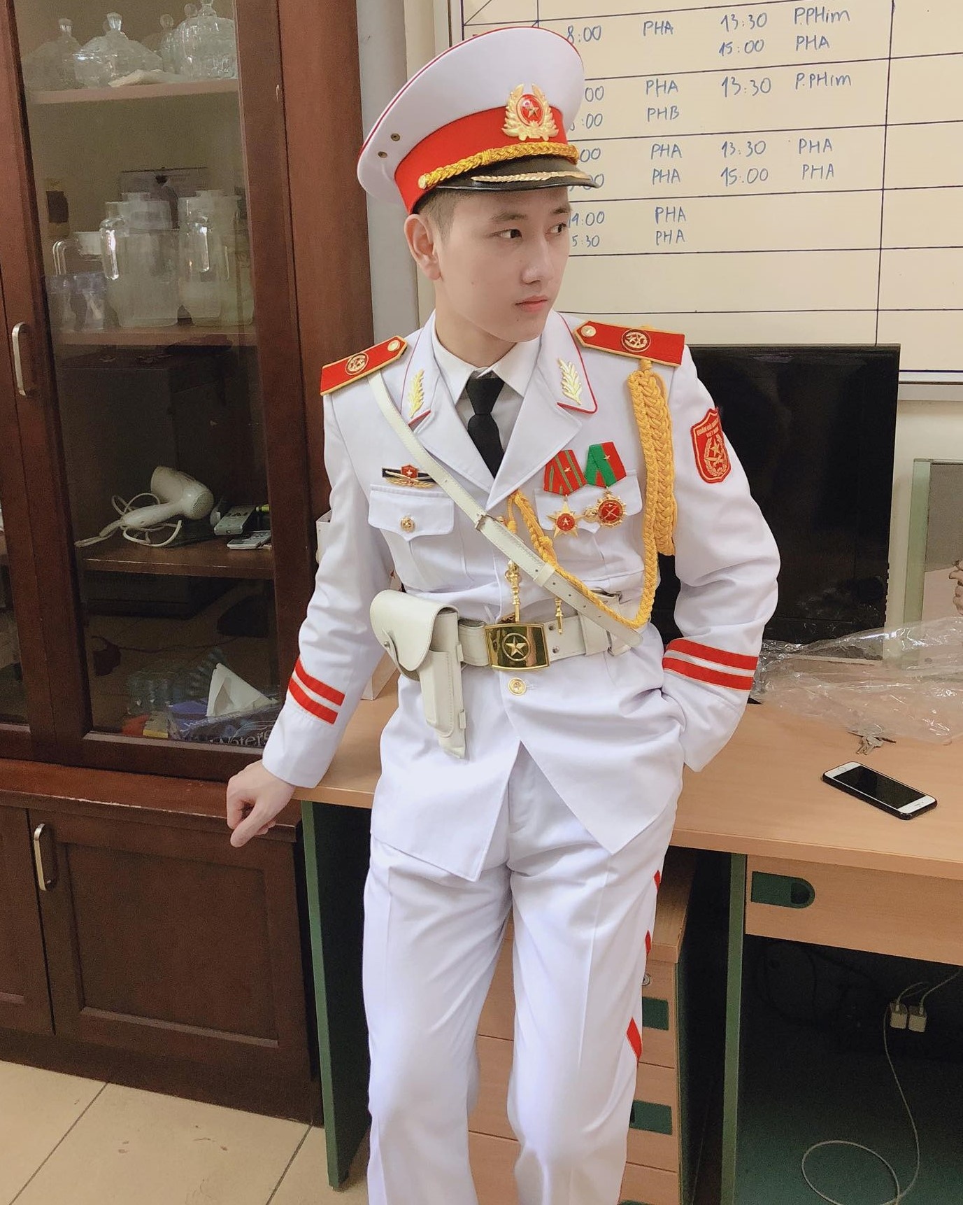 chang trai mac do canh ve duoc tim kiem anh 3