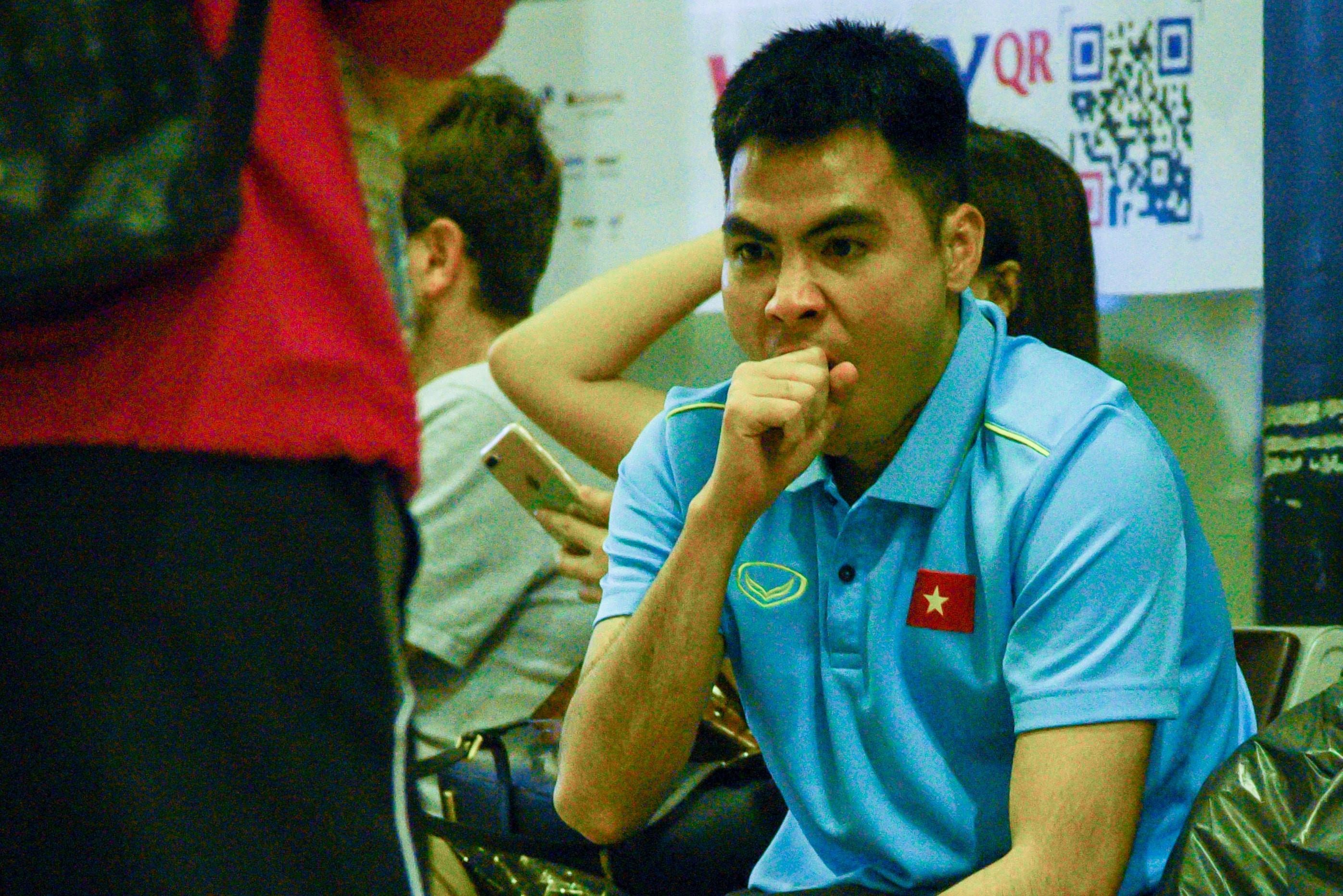 Hinh anh Duc Huy met moi o san bay thanh cam hung che anh cua dan mang hinh anh