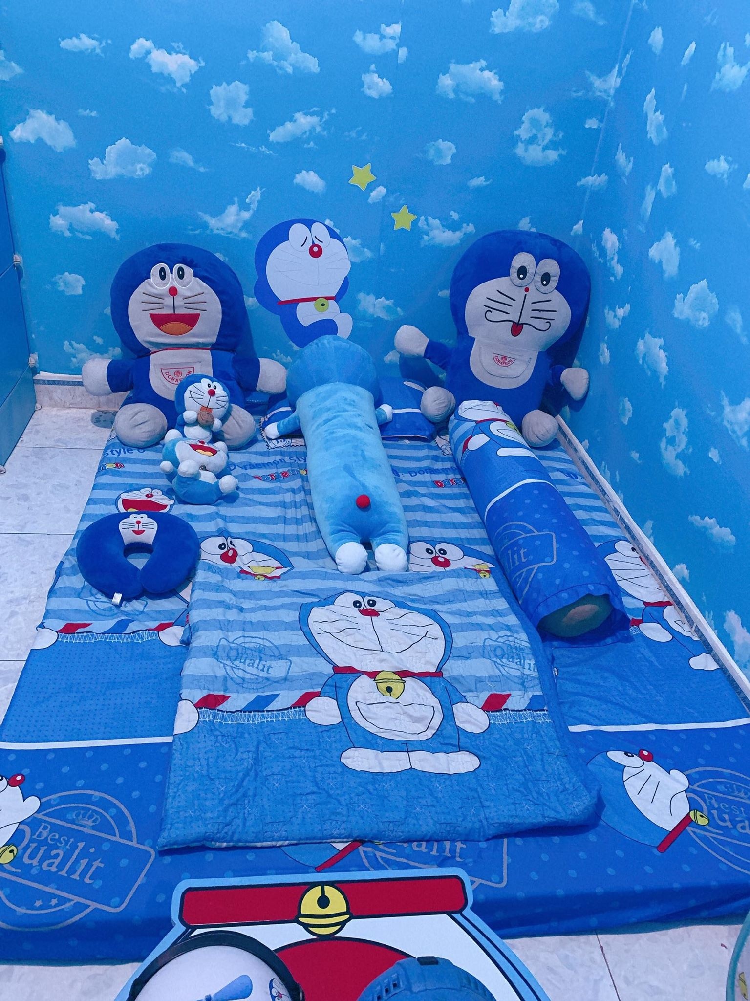 cô gái trang trí phòng toàn Doraemon ảnh 2 co gai trang tri phong toan Doraemon anh 2