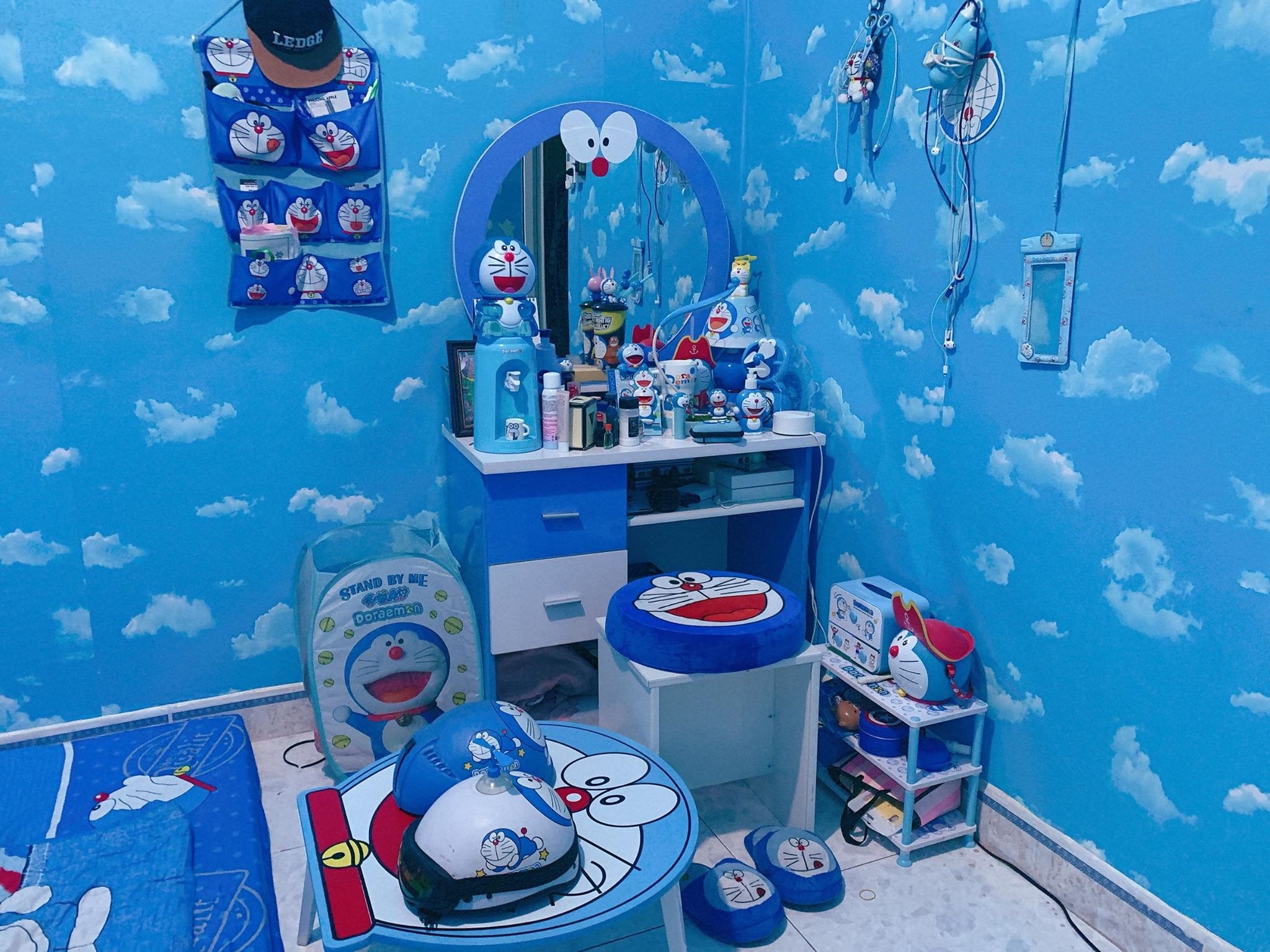 cô gái trang trí phòng toàn Doraemon ảnh 1 co gai trang tri phong toan Doraemon anh 1