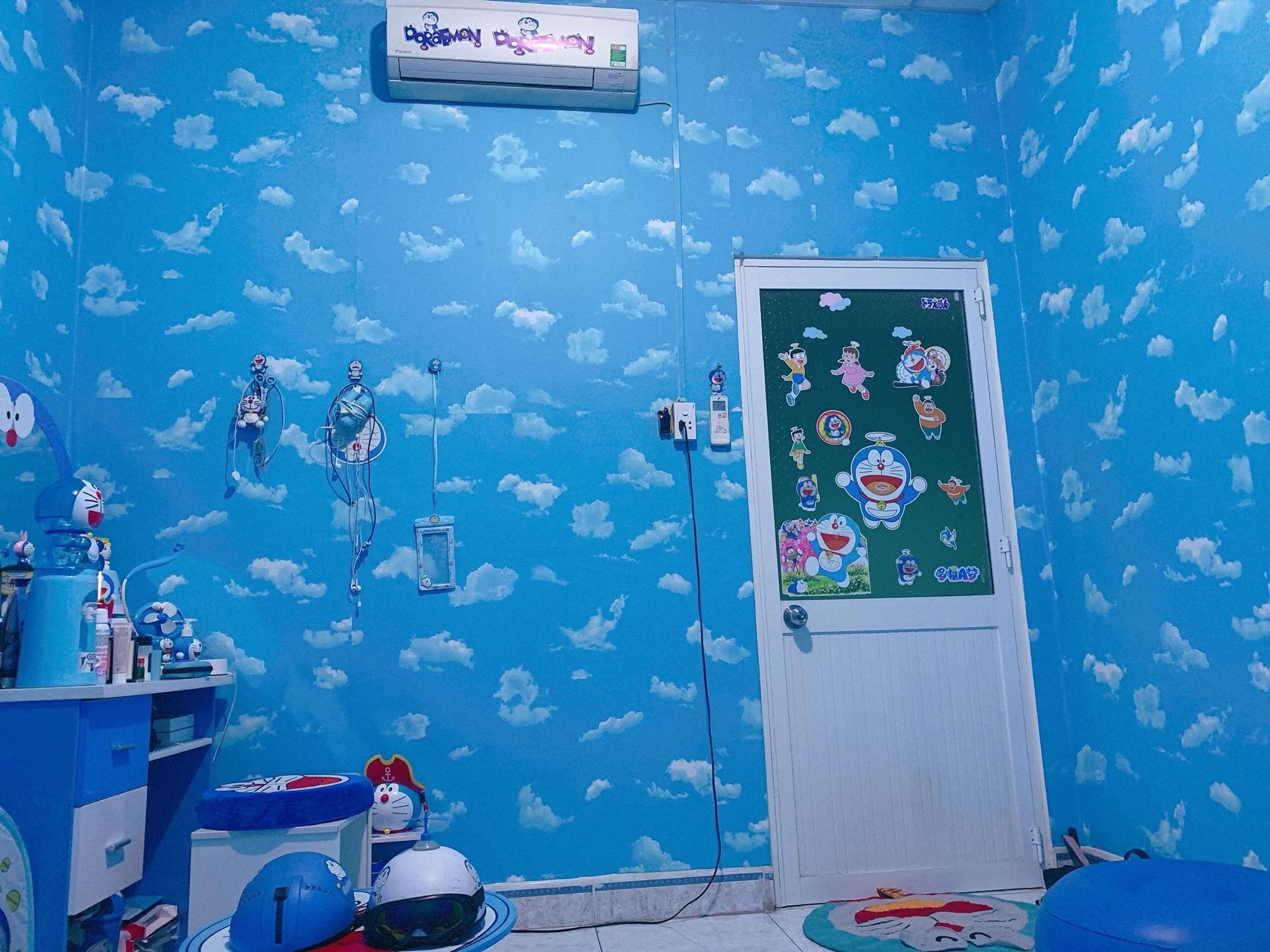 cô gái trang trí phòng toàn Doraemon ảnh 4 co gai trang tri phong toan Doraemon anh 4