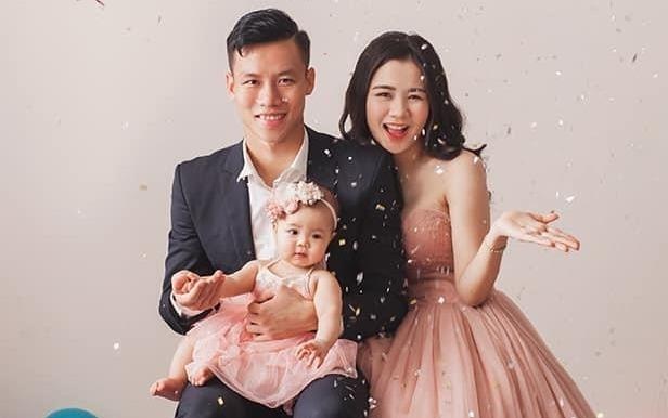 Que Ngoc Hai chuc mung sinh nhat vo ngay truoc dai chien voi Indonesia hinh anh