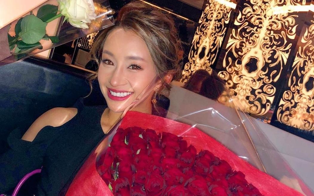 Tiep vien hop dem so 1 Nhat Ban khong ban than lay kim cuong hinh anh