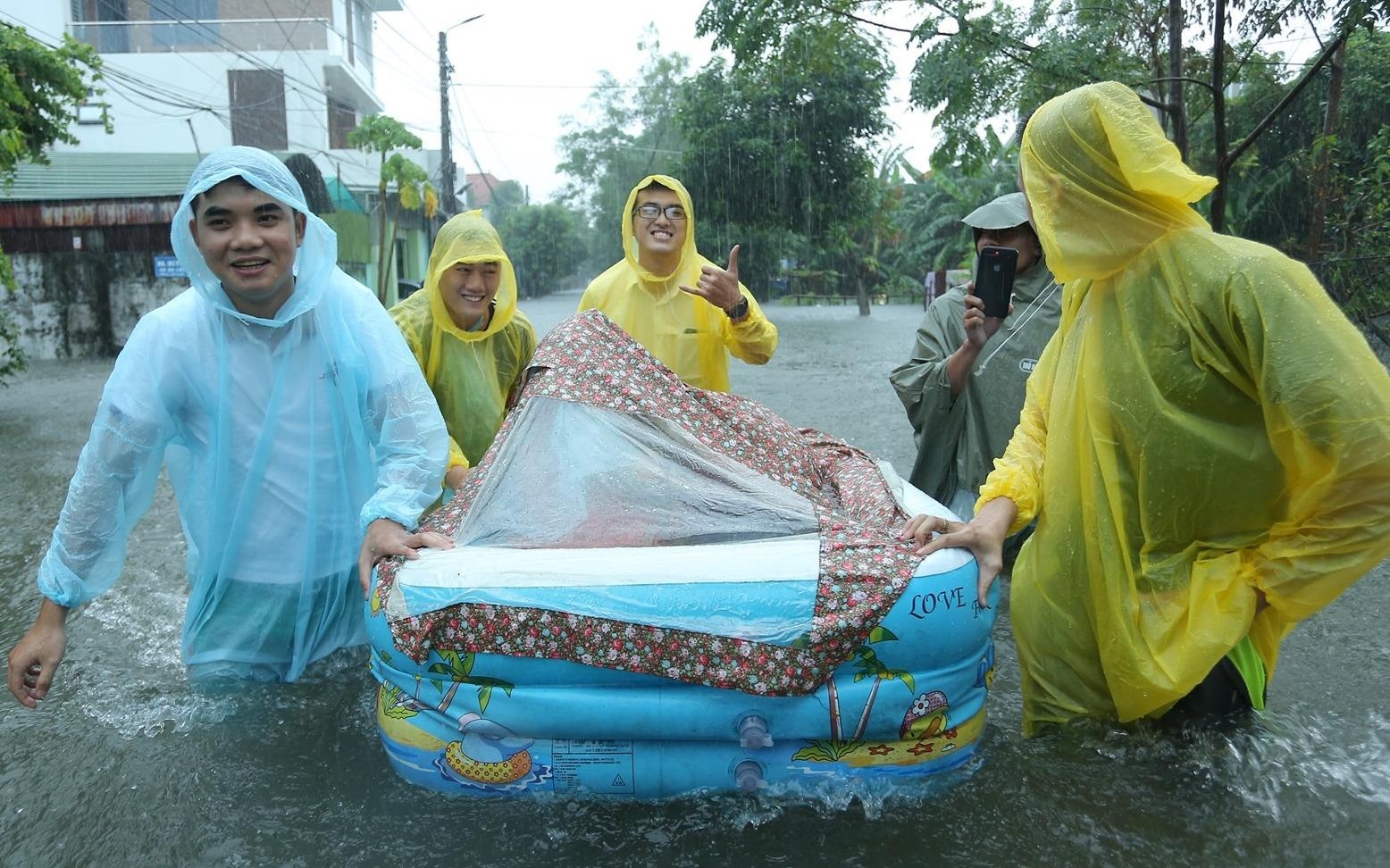 An hoi dung ngay ngap lut, nha trai dung phao cho sinh le sang nha gai hinh anh