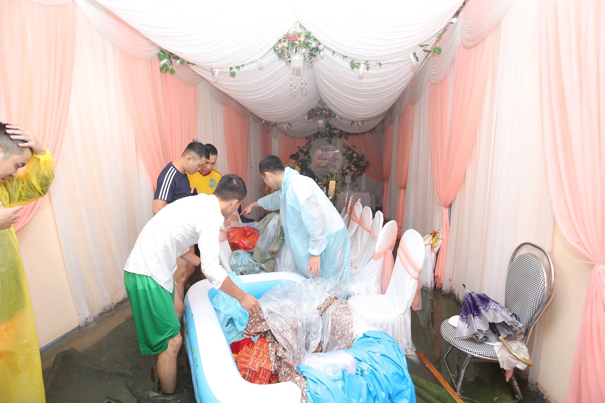 đám cưới lụt lội ở Nghệ An ảnh 5 dam cuoi lut loi o Nghe An anh 5