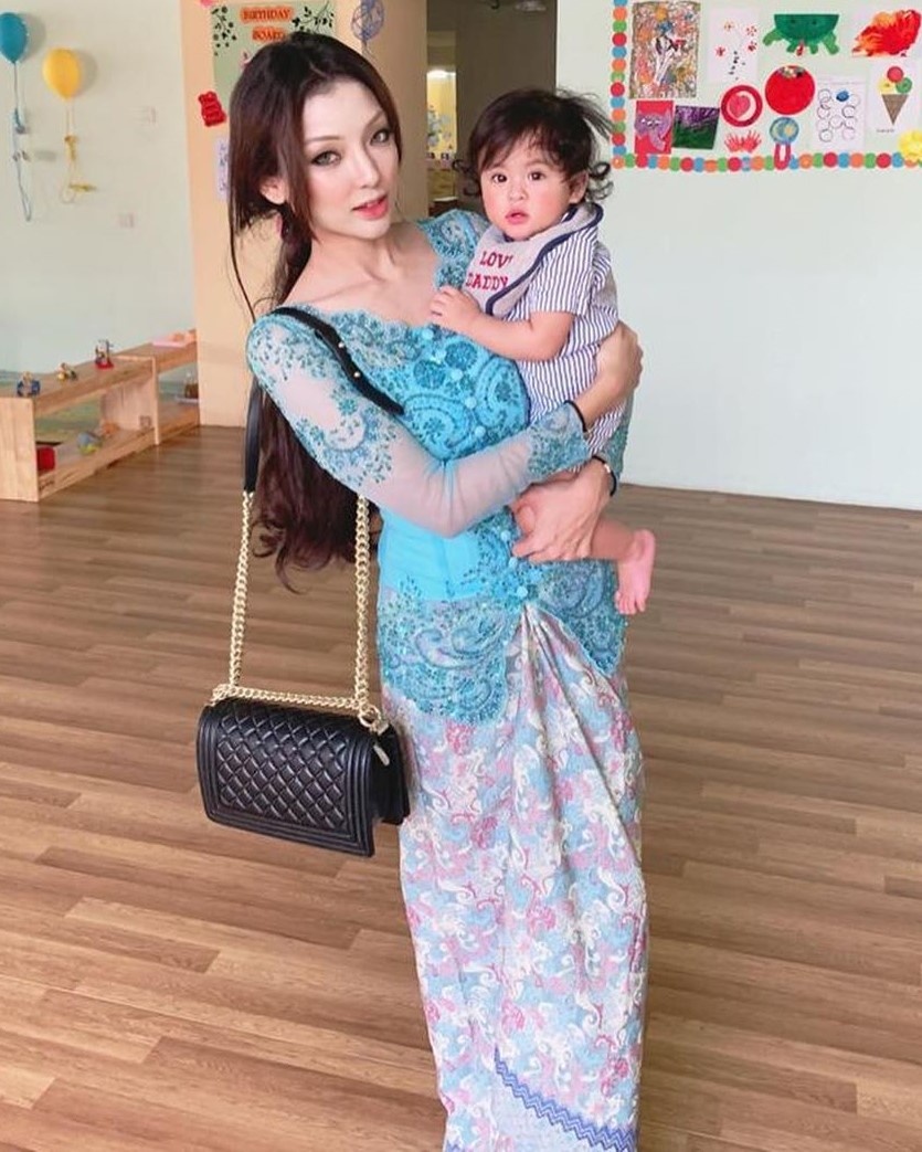 cô gái đứng cạnh bộ trưởng trẻ nhất Malaysia ảnh 3 co gai dung canh bo truong tre nhat Malaysia anh 3