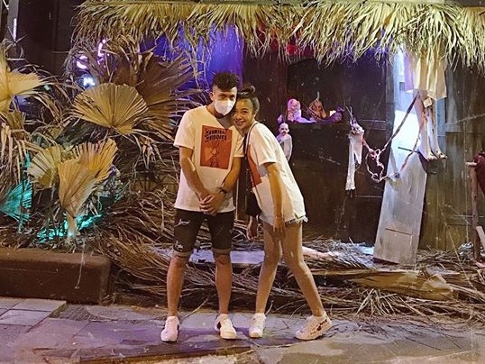 Phan Van Duc va ban gai anh 3