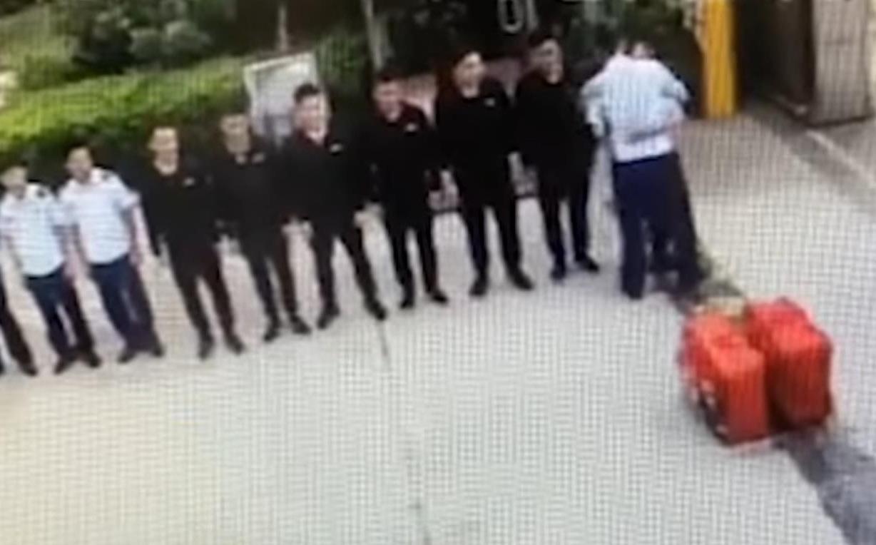 Linh cuu hoa dang chia tay don vi thi bi goi lam nhiem vu cuoi hinh anh