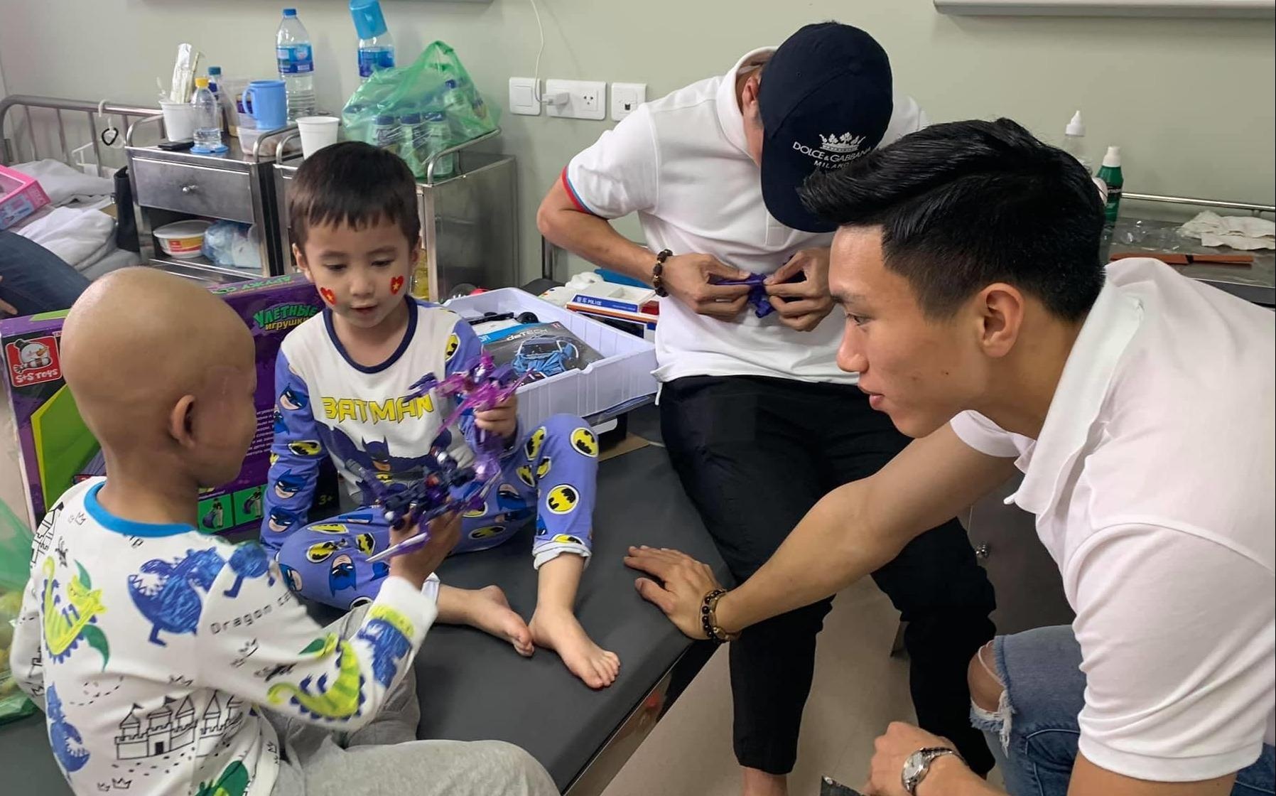 Doan Van Hau dong vien be Tom uong thuoc hinh anh